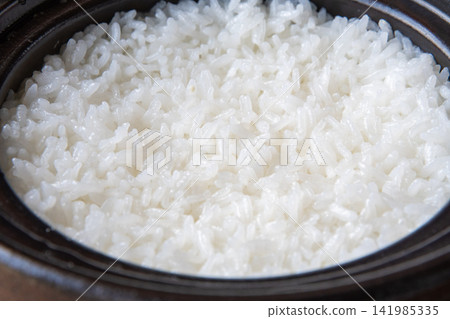 用陶罐煮好的油亮飯 用陶罐煮好的油亮飯 141985335