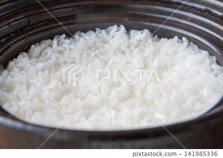 用陶罐煮好的油亮飯 141985336
