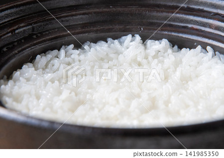 Shiny, freshly cooked rice in an earthenware pot 141985350
