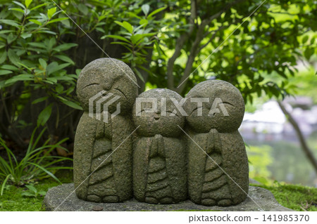 在寺廟綠樹環繞的庭院中,矗立著一尊寧靜祥和的地藏菩薩像,寓意著尋找愛情。 (鎌倉,長谷寺,地藏菩薩像,寧靜的地藏菩薩,觀光,初夏) 在寺廟綠樹環繞的庭院中,矗立著一尊寧靜祥和的地藏菩薩像,寓意著尋找愛情。 (鎌倉,長谷寺,地藏菩薩像,寧靜的地藏菩薩,觀光,初夏) 141985370