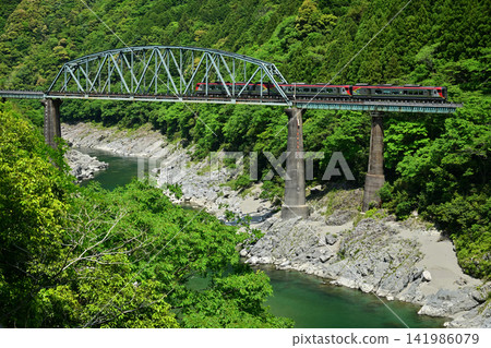 The 2700 series limited express "Nanpu" crossing the Second Yoshinogawa Bridge. The 2700 series limited express "Nanpu" crossing the Second Yoshinogawa Bridge. 141986079