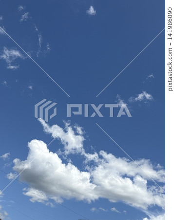藍天白雲,夏日的天空 藍天白雲,夏日的天空 141986090