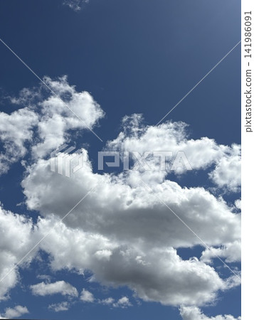 藍天白雲,夏日的天空 藍天白雲,夏日的天空 141986091
