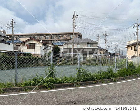 住宅區內用鐵絲網圍起來的運動設施(綠地鋪砌的門球開放空間)。 住宅區內用鐵絲網圍起來的運動設施(綠地鋪砌的門球開放空間)。 141986581