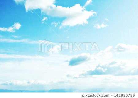 湛藍清澈的天空和朵朵白雲 141986789
