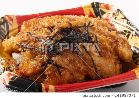 【新潟縣】黑喉鱸魚炸飯和炸魚蓋飯(蓋飯配炸魚和醬汁) 【新潟縣】黑喉鱸魚炸飯和炸魚蓋飯(蓋飯配炸魚和醬汁) 141987071