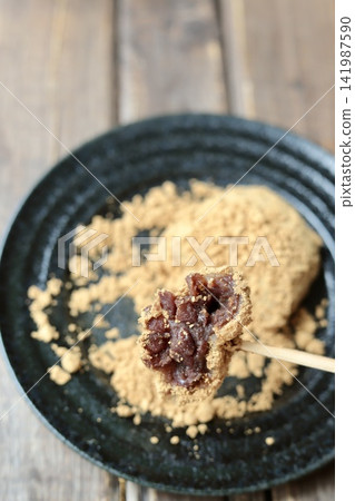 自製萩糕(年糕),配上大量烤黃豆粉(烤黃豆粉),佐以日式甜點竹籤。 自製萩糕(年糕),配上大量烤黃豆粉(烤黃豆粉),佐以日式甜點竹籤。 141987590