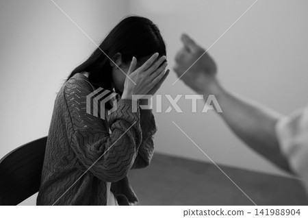遭受道德騷擾的男女照片(黑白照片) 遭受道德騷擾的男女照片(黑白照片) 141988904