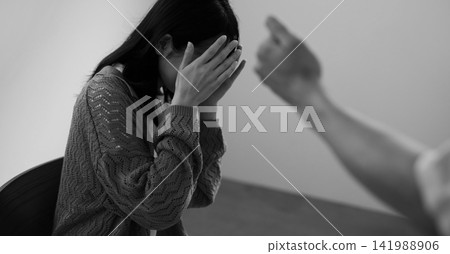 遭受道德騷擾的男女照片(黑白照片) 遭受道德騷擾的男女照片(黑白照片) 141988906