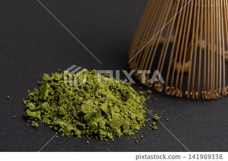 深綠色的抹茶和竹製茶筅賦予食物一種傳統的感覺。 深綠色的抹茶和竹製茶筅賦予食物一種傳統的感覺。 141989338