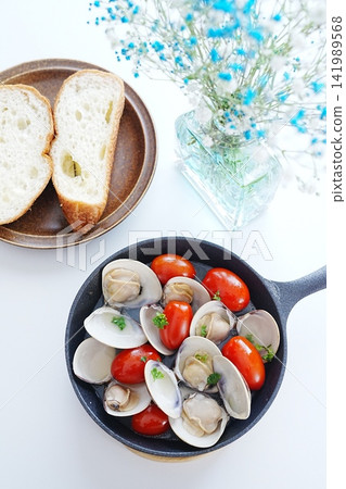 Clam acqua pazza and baby's breath Clam acqua pazza and baby's breath 141989568