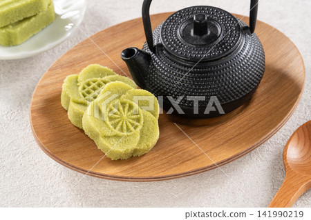 Mid-Autumn Festival, mooncakes, mung bean cakes, afternoon tea. Mid-Autumn Festival, mooncakes, mung bean cakes, afternoon tea. 141990219