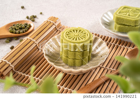 Mid-Autumn Festival, mooncakes, mung bean cakes, afternoon tea. Mid-Autumn Festival, mooncakes, mung bean cakes, afternoon tea. 141990221