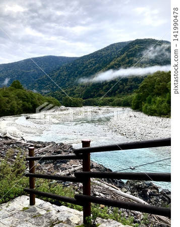 初夏時節,河流和山脈景色優美 初夏時節,河流和山脈景色優美 141990478