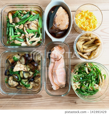 提前準備的蔬菜和魚類菜餚 提前準備的蔬菜和魚類菜餚 141991429