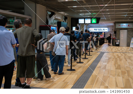 新潟縣萬代市巴士總站外經常排隊,人們都想來這裡品嚐著名的咖哩。 新潟縣萬代市巴士總站外經常排隊,人們都想來這裡品嚐著名的咖哩。 141991450