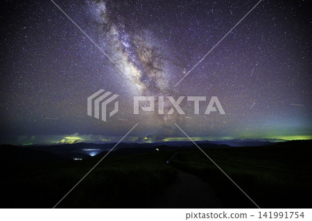 《Kochi Prefecture, Shikoku Karst, Tengu Plateau》 The Milky Way and starry sky at Shikoku Karst, Tengu Plateau 《Kochi Prefecture, Shikoku Karst, Tengu Plateau》 The Milky Way and starry sky at Shikoku Karst, Tengu Plateau 141991754