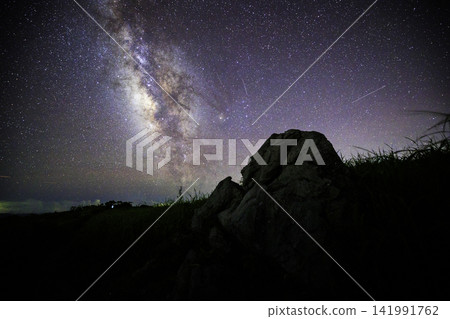 《Kochi Prefecture, Shikoku Karst, Tengu Plateau》 The Milky Way and starry sky at Shikoku Karst, Tengu Plateau 《Kochi Prefecture, Shikoku Karst, Tengu Plateau》 The Milky Way and starry sky at Shikoku Karst, Tengu Plateau 141991762