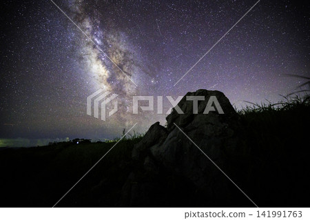 《Kochi Prefecture, Shikoku Karst, Tengu Plateau》 The Milky Way and starry sky at Shikoku Karst, Tengu Plateau 141991763