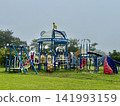 雨天裡色彩繽紛的公園 141993159