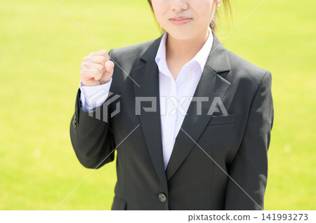 一位二十多歲的日本女性,在辦公室工作,擺出勝利的姿勢。 一位二十多歲的日本女性,在辦公室工作,擺出勝利的姿勢。 141993273