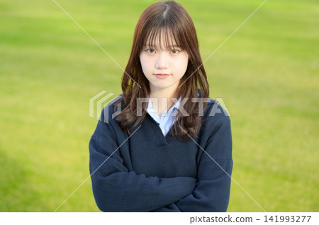 日本高中女生憤怒地抱臂 日本高中女生憤怒地抱臂 141993277