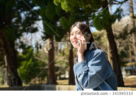 一位日本女子在公園打電話 一位日本女子在公園打電話 141993310