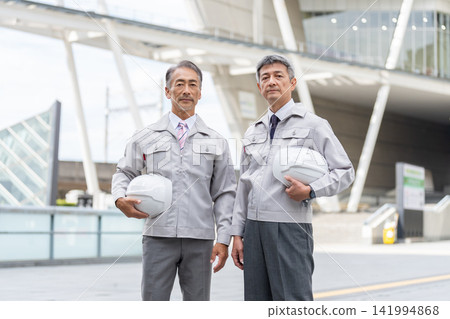 身穿工作服的老者手持頭盔 身穿工作服的老者手持頭盔 141994868