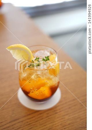 一款清爽的夏日芒果茶蘇打飲料,加入了檸檬和香草。 一款清爽的夏日芒果茶蘇打飲料,加入了檸檬和香草。 141994926
