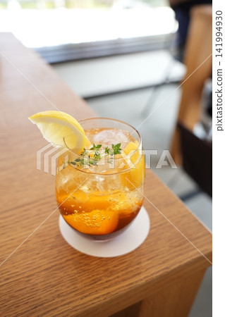 一款清爽的夏日芒果茶蘇打飲料,加入了檸檬和香草。 一款清爽的夏日芒果茶蘇打飲料,加入了檸檬和香草。 141994930