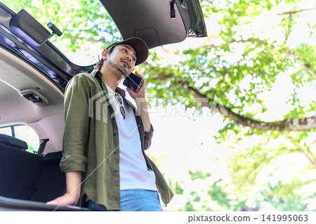 一名男子駕車外出 一名男子駕車外出 141995063