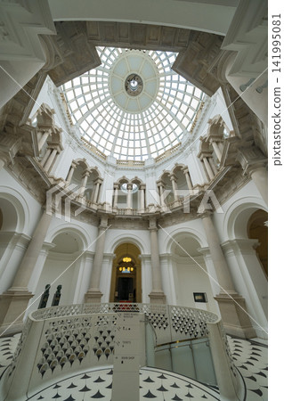 泰特英國美術館圓形大廳和玻璃穹頂的美麗內部空間 泰特英國美術館圓形大廳和玻璃穹頂的美麗內部空間 141995081