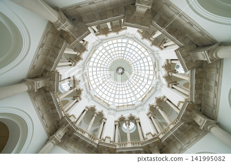 泰特英國美術館圓形大廳和玻璃穹頂的美麗內部空間 泰特英國美術館圓形大廳和玻璃穹頂的美麗內部空間 141995082