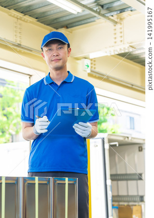 倉庫裡的中年男性員工 141995167