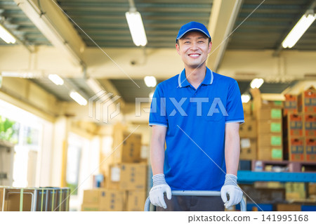 倉庫裡的中年男性員工 141995168