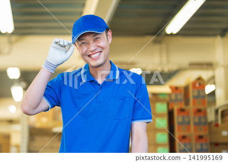 倉庫裡的中年男性員工 141995169