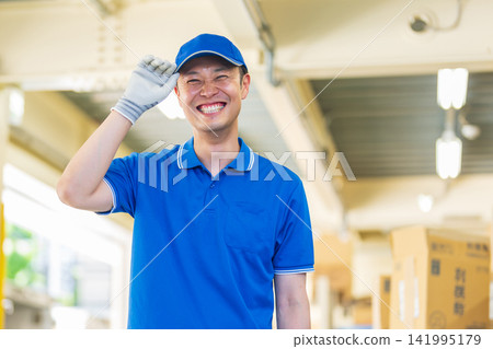 倉庫裡的中年男性員工 141995179