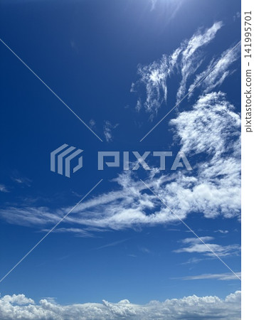 動態夏日天空與雲彩背景圖(直式版) 動態夏日天空與雲彩背景圖(直式版) 141995701