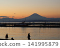 傍晚從江之島眺望富士山 141995879