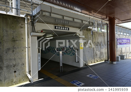 Kizu Station (Kizu-eki): East-West connecting passage for the Kansai Main Line, Nara Line, and Katamachi Line. Kizu Station (Kizu-eki): East-West connecting passage for the Kansai Main Line, Nara Line, and Katamachi Line. 141995939