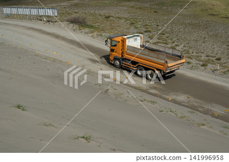 [Shizuoka Prefecture] Environmental conservation truck running across Nakatajima Sand Dunes 141996958