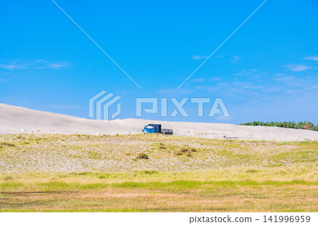 [Shizuoka Prefecture] Environmental conservation truck running across Nakatajima Sand Dunes 141996959