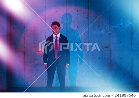 聚光燈下，一個穿西裝的男人 141997540