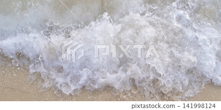 海浪拍打著沙灘 海浪拍打著沙灘 141998124