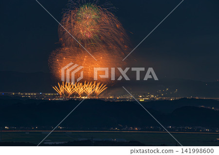 A view of the Fukuroi Enshu fireworks in Fukuroi City, Shizuoka Prefecture, from a mountaintop. A view of the Fukuroi Enshu fireworks in Fukuroi City, Shizuoka Prefecture, from a mountaintop. 141998600