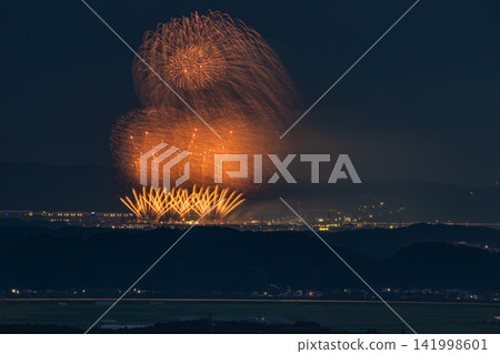 A view of the Fukuroi Enshu fireworks in Fukuroi City, Shizuoka Prefecture, from a mountaintop. A view of the Fukuroi Enshu fireworks in Fukuroi City, Shizuoka Prefecture, from a mountaintop. 141998601