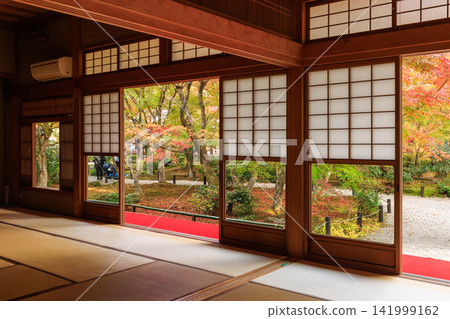 Autumn leaves in the Jūgyū-no-niwa garden viewed from the Zuiun-kaku pavilion at Enkō-ji Temple in Kyoto. Autumn leaves in the Jūgyū-no-niwa garden viewed from the Zuiun-kaku pavilion at Enkō-ji Temple in Kyoto. 141999162