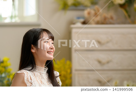 一位年輕的日本女子麵帶微笑地看著我。 141999506