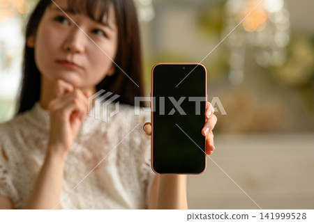 有智能手機的日本婦女 141999528