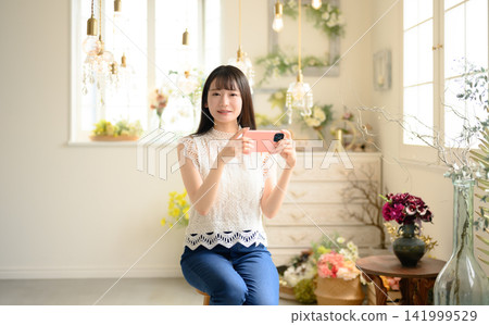 有智慧型手機的女人 141999529